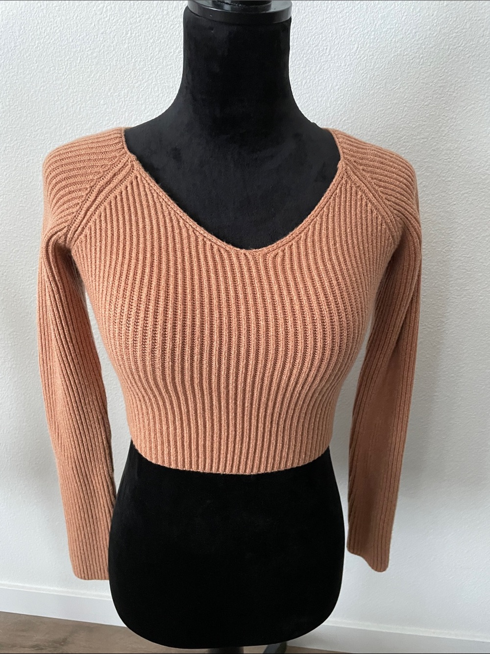 Forever 21 Ribbed V-Neck Cropped Sweater in Peach